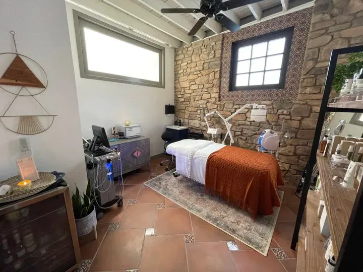 https://cdn.salonspotlight.com/photos/M5Ce3QZEYchI3wxbzoIh/9b774636-b7dc-45e4-86cc-3ff8e025b8ab_720x720