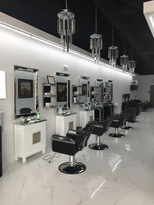 https://cdn.salonspotlight.com/photos/M9J0YnZJUXzE8a74NGOa/3e1cceef-a4ab-4a3f-8455-3f510cee313d_720x720