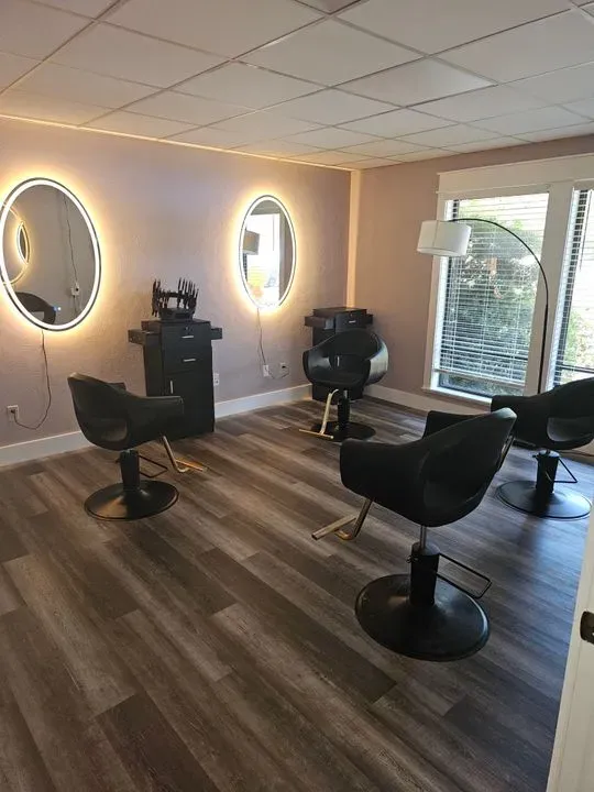 https://cdn.salonspotlight.com/photos/M9YzZA4kf3CyM0eiOkB2/cdfbaf28-3b96-4188-afce-ba4ca5afbd42_720x720