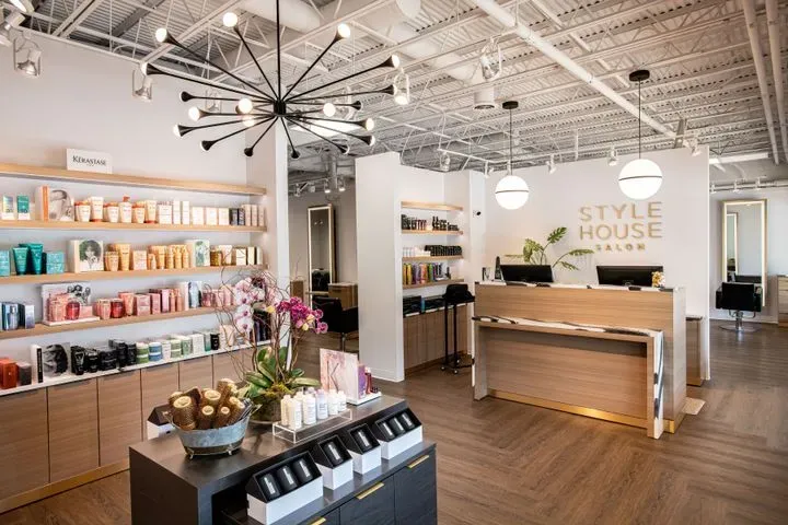 https://cdn.salonspotlight.com/photos/MAwpfqAtNd9rY7kvCAGI/8a3f4c13-d2da-40f9-81c9-9957cba5fb04_720x720
