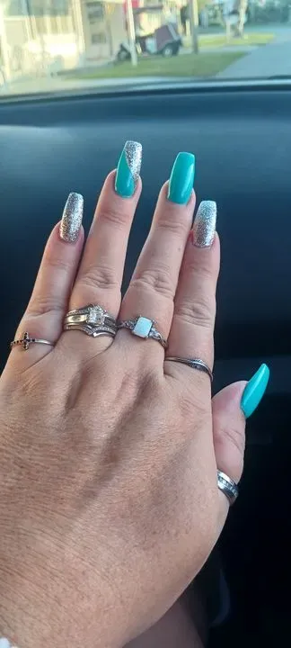 https://cdn.salonspotlight.com/photos/MBxXMeSoaWaFFvmwvrkN/8ea08edb-3467-4ef5-ae0e-a3bde02f3930_720x720