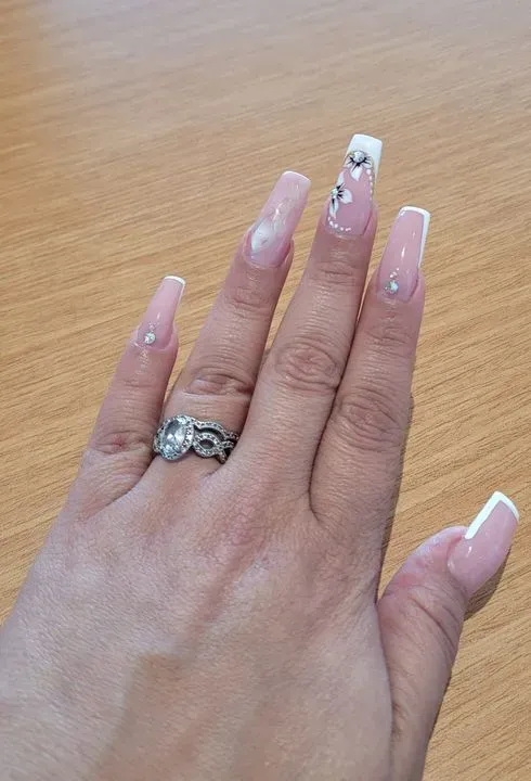 https://cdn.salonspotlight.com/photos/MBxXMeSoaWaFFvmwvrkN/e6ab2b33-3680-452e-a430-1e0992ba8e8e_720x720
