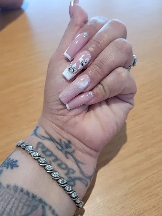 https://cdn.salonspotlight.com/photos/MBxXMeSoaWaFFvmwvrkN/f9020514-5bbd-4447-a5b7-954d17ca1f2a_720x720