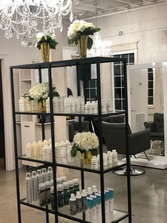 https://cdn.salonspotlight.com/photos/MD3r7W5NHyDTTnrstyI1/7c07a8bb-de17-4e99-b381-95dab7a3df27_720x720
