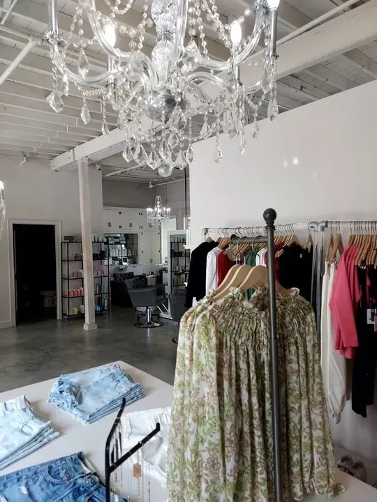 https://cdn.salonspotlight.com/photos/MD3r7W5NHyDTTnrstyI1/8eec91a9-f43e-4328-bf3b-8e19c676c5cd_720x720