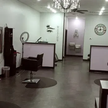 https://cdn.salonspotlight.com/photos/MDFu0E0z6nmP87qDULj9/99e71c51-308e-43b2-b059-9d0ec5a4bb83_720x720