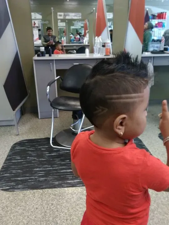https://cdn.salonspotlight.com/photos/MGSRVw9I5gjs4zp21J6I/50d46f7b-e1bd-48fe-a77f-b6170b7ec5fc_720x720