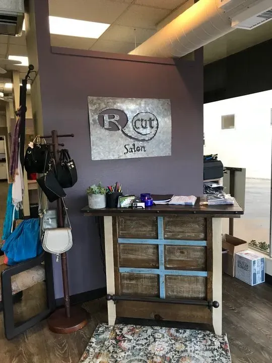 https://cdn.salonspotlight.com/photos/MH2vrHcP9e8Fn6l8Ciqv/4578567b-8a0b-47a2-8273-92d994e6118e_720x720
