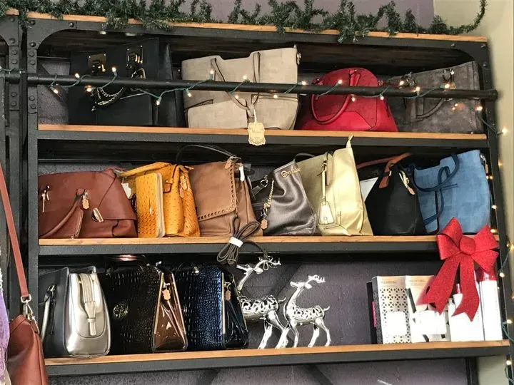 https://cdn.salonspotlight.com/photos/MH2vrHcP9e8Fn6l8Ciqv/91e81a1e-fc0c-4b94-ab75-fc03c278f113_720x720