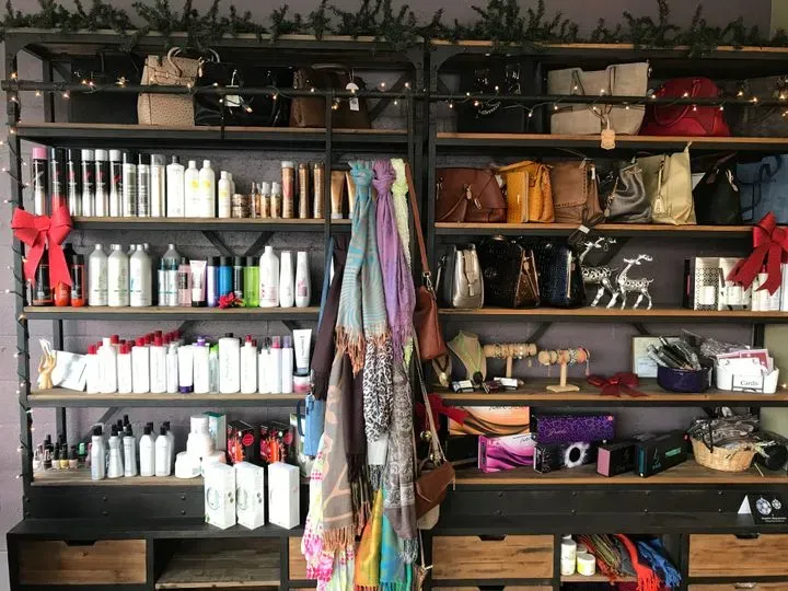 https://cdn.salonspotlight.com/photos/MH2vrHcP9e8Fn6l8Ciqv/95da05c7-f195-4e7c-ac16-0bc4fc933369_720x720