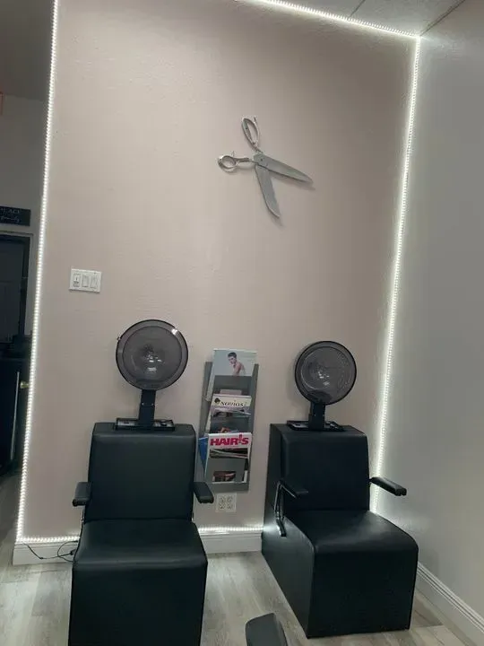 https://cdn.salonspotlight.com/photos/MIa3Ag23HOozNRYsC1dU/83a85837-ae4b-48dc-9902-b8ddf909bf9f_720x720