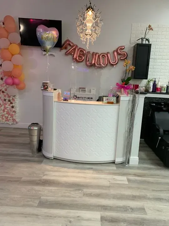 https://cdn.salonspotlight.com/photos/MIa3Ag23HOozNRYsC1dU/ffe88228-1c80-4899-a0e1-27d905bdd036_720x720