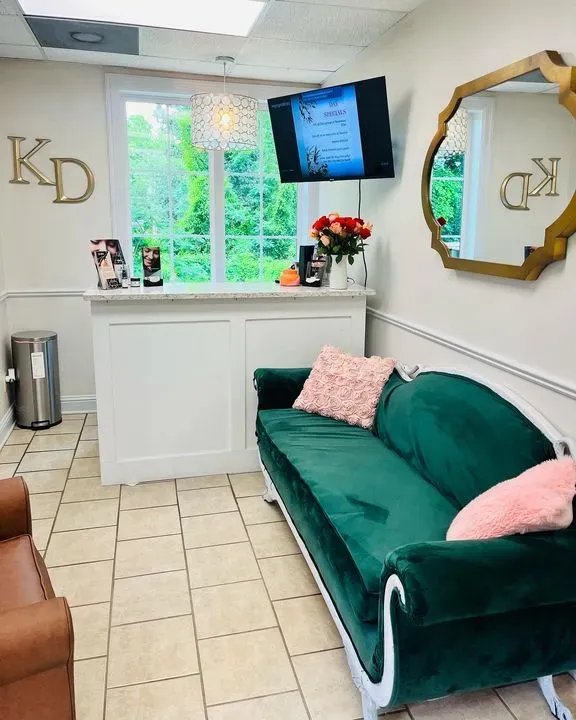 https://cdn.salonspotlight.com/photos/MIuZbpSJUPTO84ndaSi9/84c6a737-83b1-4e93-95a1-2e56ede4093d_720x720