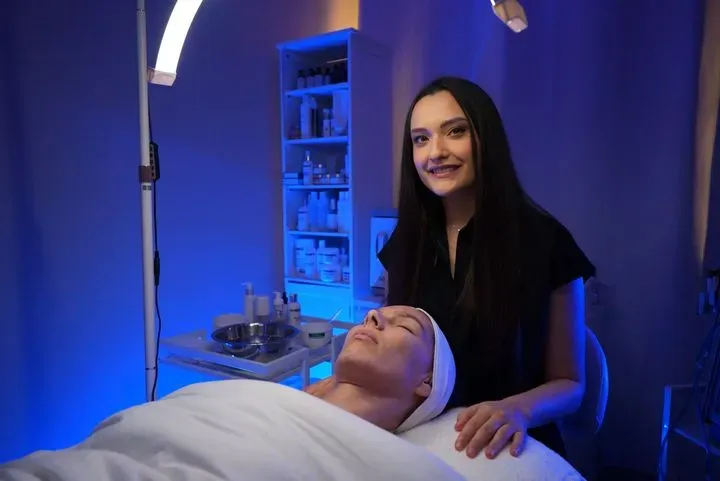 https://cdn.salonspotlight.com/photos/MJnTFezIxItHONYogWUk/1be42f64-d302-4041-9305-f6440c718d1e_720x720