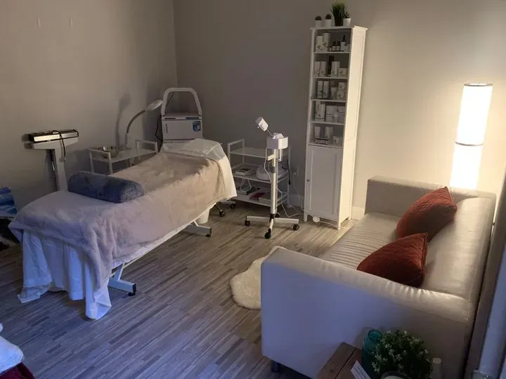 https://cdn.salonspotlight.com/photos/MJnTFezIxItHONYogWUk/82644272-86b0-45dd-89d6-740a580d0dcc_720x720