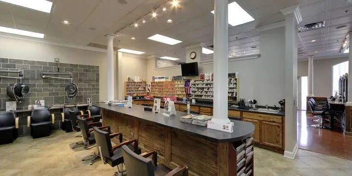 https://cdn.salonspotlight.com/photos/MJzNPNjNFvtKInSnIbKP/66f07a79-5ddb-4693-a074-31069579bac4_720x720