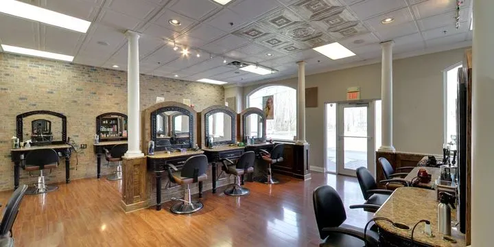 https://cdn.salonspotlight.com/photos/MJzNPNjNFvtKInSnIbKP/958fed65-05c2-44a8-8105-d99bb3f49f1a_720x720
