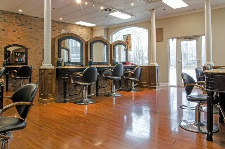 https://cdn.salonspotlight.com/photos/MJzNPNjNFvtKInSnIbKP/c7e43f57-e3ca-4d03-8e22-99c517a838db_720x720