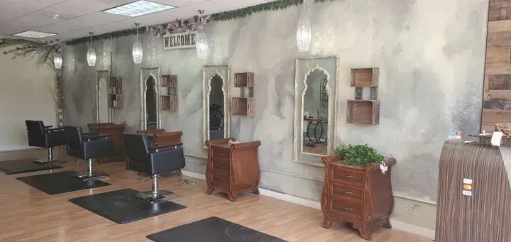 https://cdn.salonspotlight.com/photos/MKnvyTAeUh7G7roeHeLA/39ce9228-b8b8-4d97-bb7e-2bd49ad96758_720x720
