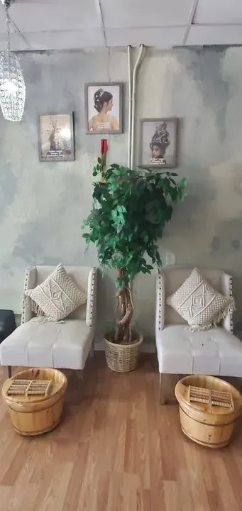 https://cdn.salonspotlight.com/photos/MKnvyTAeUh7G7roeHeLA/fdef262a-39b9-47c4-bac2-25e43b761a40_720x720