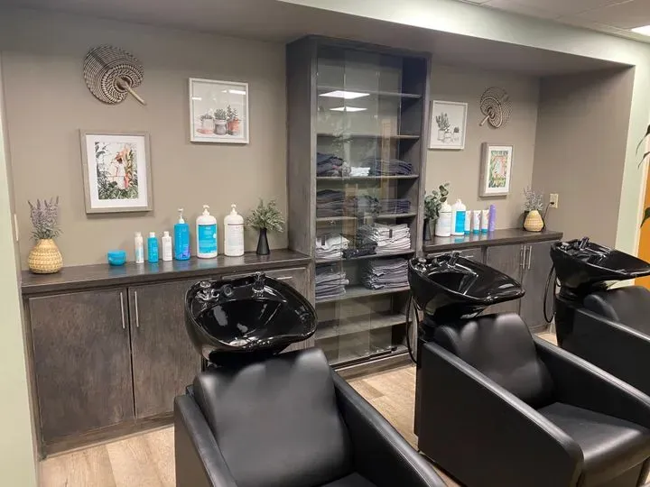 https://cdn.salonspotlight.com/photos/MLbFs3b4Rh5YXKPxe5DG/46c374fe-a365-46e8-a95f-981dbe8762ff_720x720