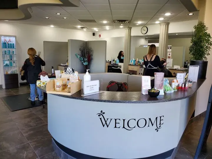 https://cdn.salonspotlight.com/photos/MMhfMePGDOtTJcE5Jca2/05c00202-7bb4-49c0-bcf1-5b1931701b2c_720x720