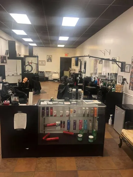 https://cdn.salonspotlight.com/photos/MMiDo6WZPUUac2nQP3vX/b5995da4-5826-4f77-b926-9e7f8459da61_720x720
