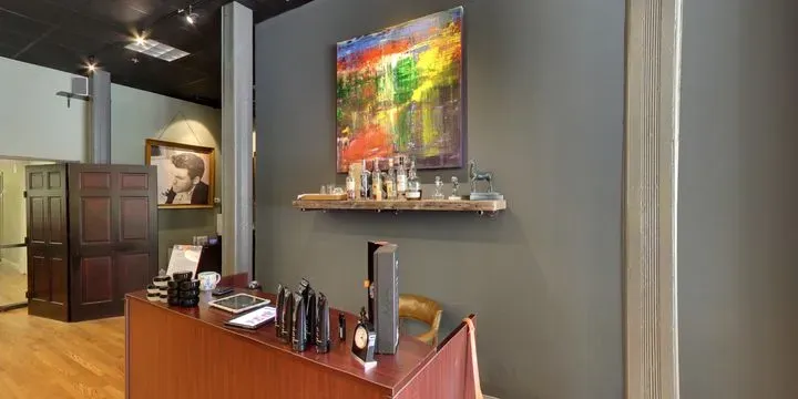 https://cdn.salonspotlight.com/photos/MTphuMr2y67PT49MteVL/7486d916-2b38-4f7d-ad76-b8810336af08_720x720
