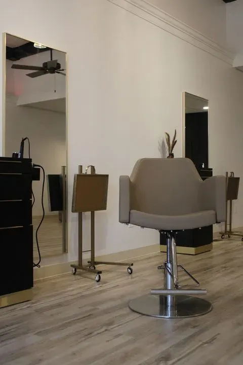 https://cdn.salonspotlight.com/photos/MUrqQ9nMuRWFZQM2uuzT/ffcb4de1-5983-423b-92c5-356ef1dcca27_720x720