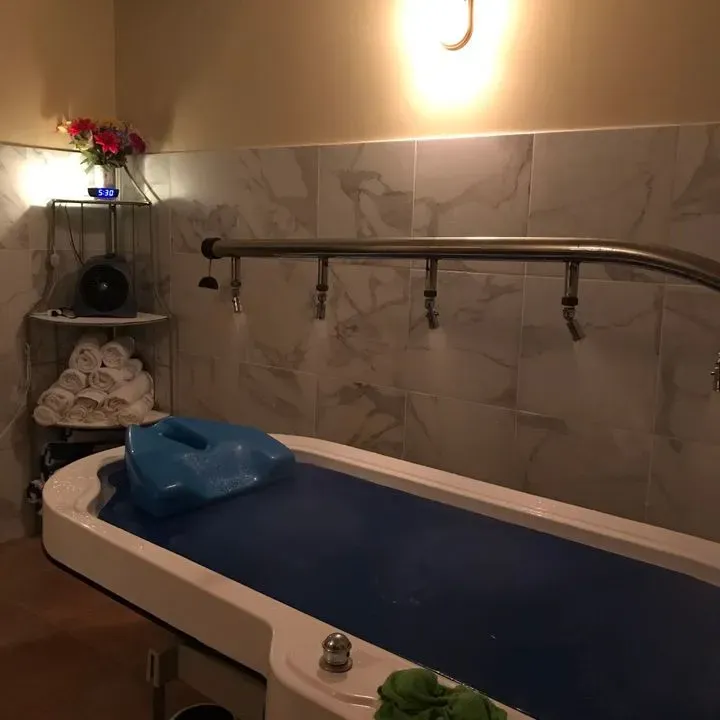 https://cdn.salonspotlight.com/photos/MUsHxIfFNmNyWVMTQEfN/2acd8242-cd1d-49a2-97df-03923b480a18_720x720