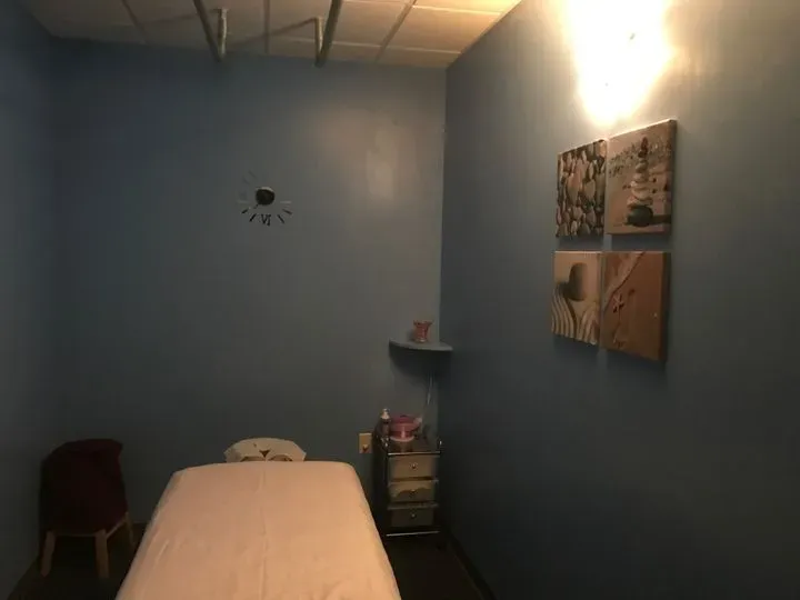 https://cdn.salonspotlight.com/photos/MUsHxIfFNmNyWVMTQEfN/da82f3f1-a065-43df-872e-cd7f28740b98_720x720