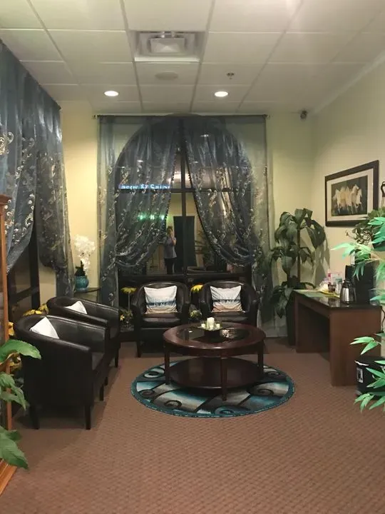 https://cdn.salonspotlight.com/photos/MUsHxIfFNmNyWVMTQEfN/e0300175-c77e-40bf-bfae-3cff1891a20b_720x720