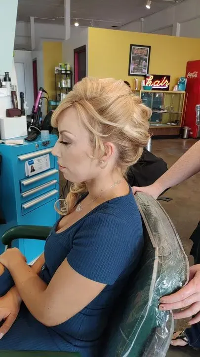 https://cdn.salonspotlight.com/photos/MWnsQGiyWTwKbr16pESE/fa172c3f-f74f-49b4-a9f3-74636ed2a5b1_720x720