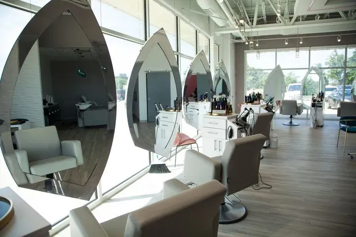 https://cdn.salonspotlight.com/photos/MaPj8Zv9CRdy4yurXBX5/06ebda5c-8774-46ca-9359-1215b4c0957f_720x720