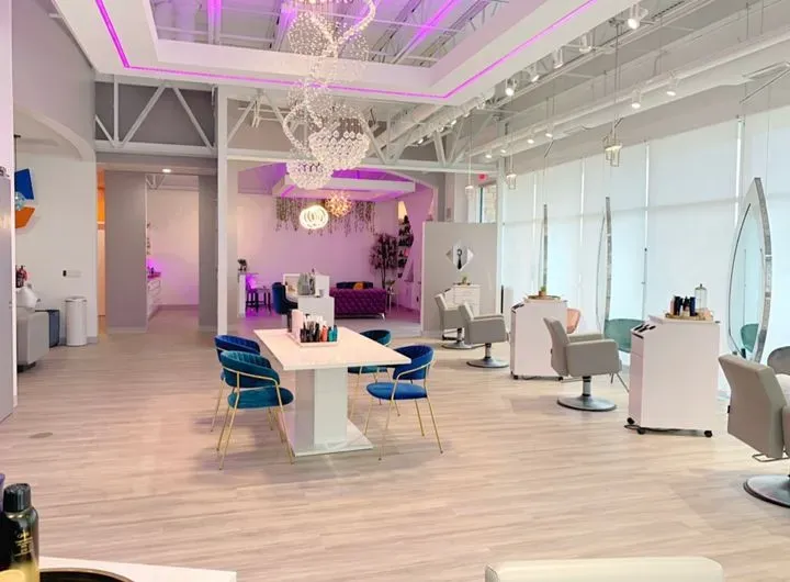 https://cdn.salonspotlight.com/photos/MaPj8Zv9CRdy4yurXBX5/9b0862bf-9c47-408f-bf50-054b1b85aea7_720x720