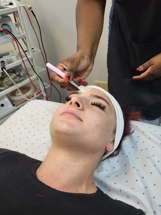 https://cdn.salonspotlight.com/photos/MbOrrZOqvdpIpjqgLqr1/43d62184-2ef9-46e6-921d-47e91c873092_720x720
