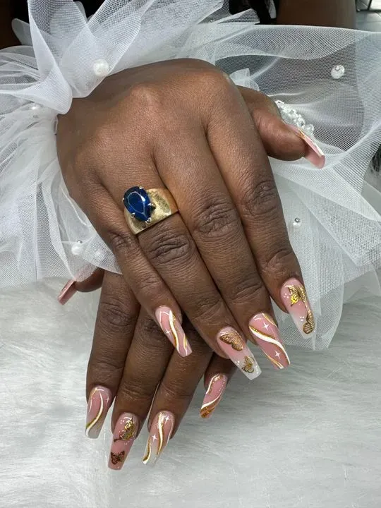 https://cdn.salonspotlight.com/photos/MdOrhFNUXXHEAoftVOCb/79e150a1-a3db-4c42-94c5-45689761b887_720x720