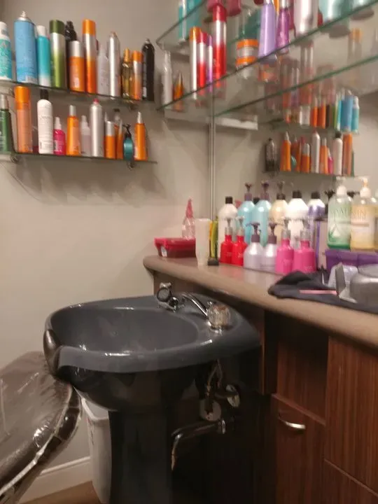 https://cdn.salonspotlight.com/photos/Me88ulZOnMG4fd1YNSSL/13520fe3-8a42-484c-b93b-026f1c283619_720x720