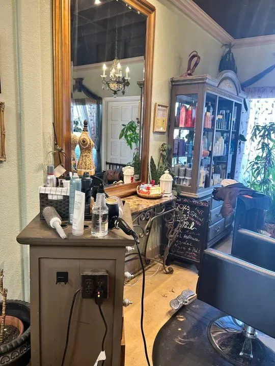 https://cdn.salonspotlight.com/photos/MeQvVUvUStyCjSqTjJou/43850b46-ae1f-461d-b490-9fb9de218db6_720x720
