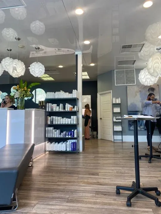 https://cdn.salonspotlight.com/photos/MhPtBAZdFUBqk0yqiOf3/e74bdf5a-c5f2-45e5-917d-7623e1e643ac_720x720