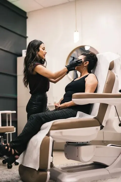 https://cdn.salonspotlight.com/photos/Mi2wZ64wUCNSXOiAko8u/9690f579-284c-4ff9-9f48-bd0caae6865e_720x720
