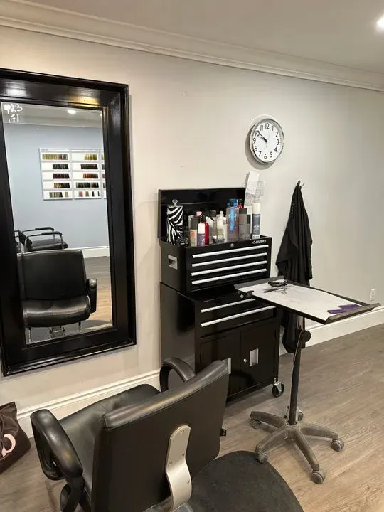https://cdn.salonspotlight.com/photos/Miv9BOV5XgJwchrZIwAC/0465fd1f-087e-43c3-bfa2-6bf2bb1bb1eb_720x720