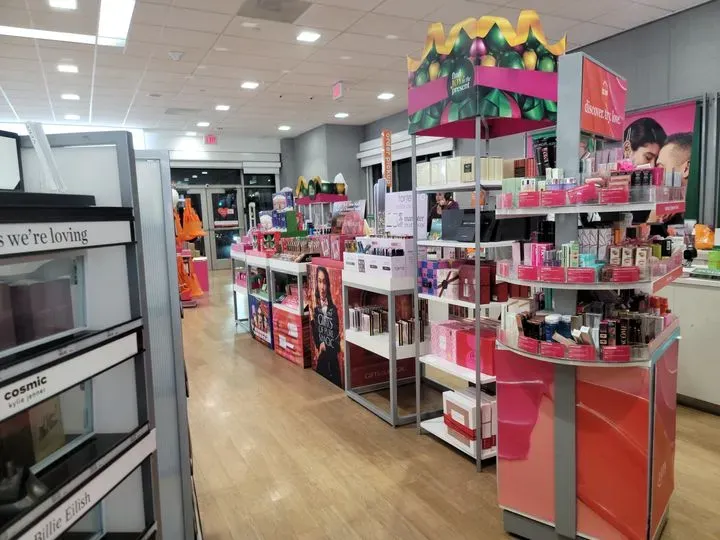 https://cdn.salonspotlight.com/photos/Mj5ius5bpHKXG7PxXyui/78e101b4-f975-4d88-8da4-08d21634a83d_720x720