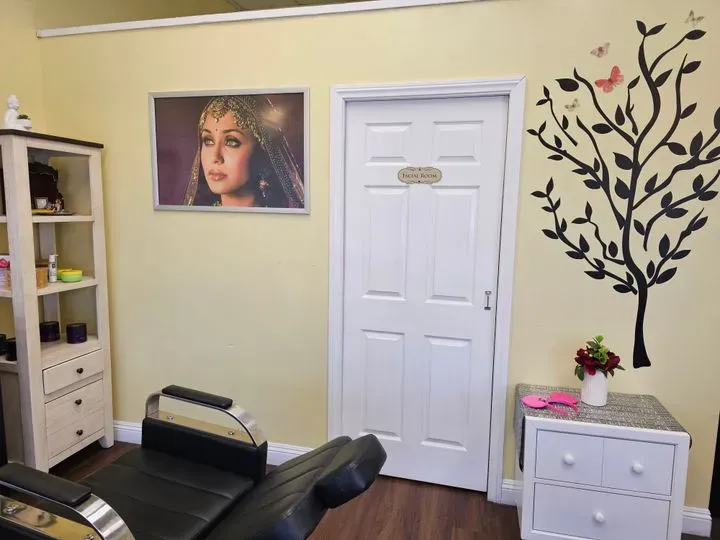https://cdn.salonspotlight.com/photos/Mk5G299pXN1K4i5eQI9O/311a4589-8428-4ef3-a455-0459c97b2232_720x720