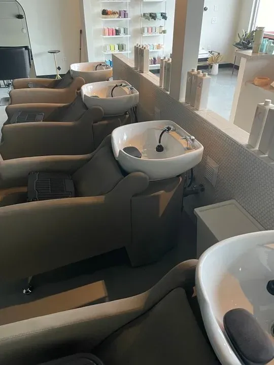 https://cdn.salonspotlight.com/photos/MkZzIjekchKjHeuw13xE/ac5dd059-0bd8-42eb-8343-112809cc0fe9_720x720