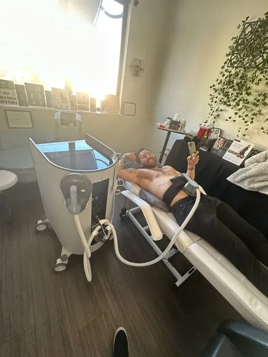 https://cdn.salonspotlight.com/photos/MtvM1SqYtSQ0EURAOhGg/42e044b2-93d6-4e92-9b5e-1434b3752473_720x720