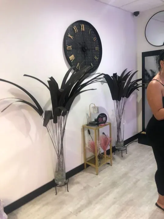 https://cdn.salonspotlight.com/photos/MuNlsPuy6bnyhnhoVhxC/40f1a5f2-2171-4430-8539-b00be680f289_720x720