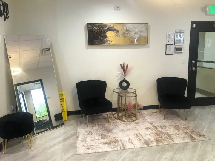 https://cdn.salonspotlight.com/photos/MuNlsPuy6bnyhnhoVhxC/48241c7b-82e2-4a17-b80f-69c02561aebf_720x720