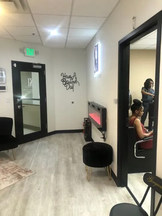https://cdn.salonspotlight.com/photos/MuNlsPuy6bnyhnhoVhxC/971485dd-2d5a-480c-8c74-2b23dfe86cb2_720x720