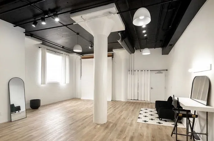 https://cdn.salonspotlight.com/photos/Mx1Uikz2WPhBqzJ0DHXi/ab8a6577-9a17-45d0-b0ec-3e50c3710ef5_720x720